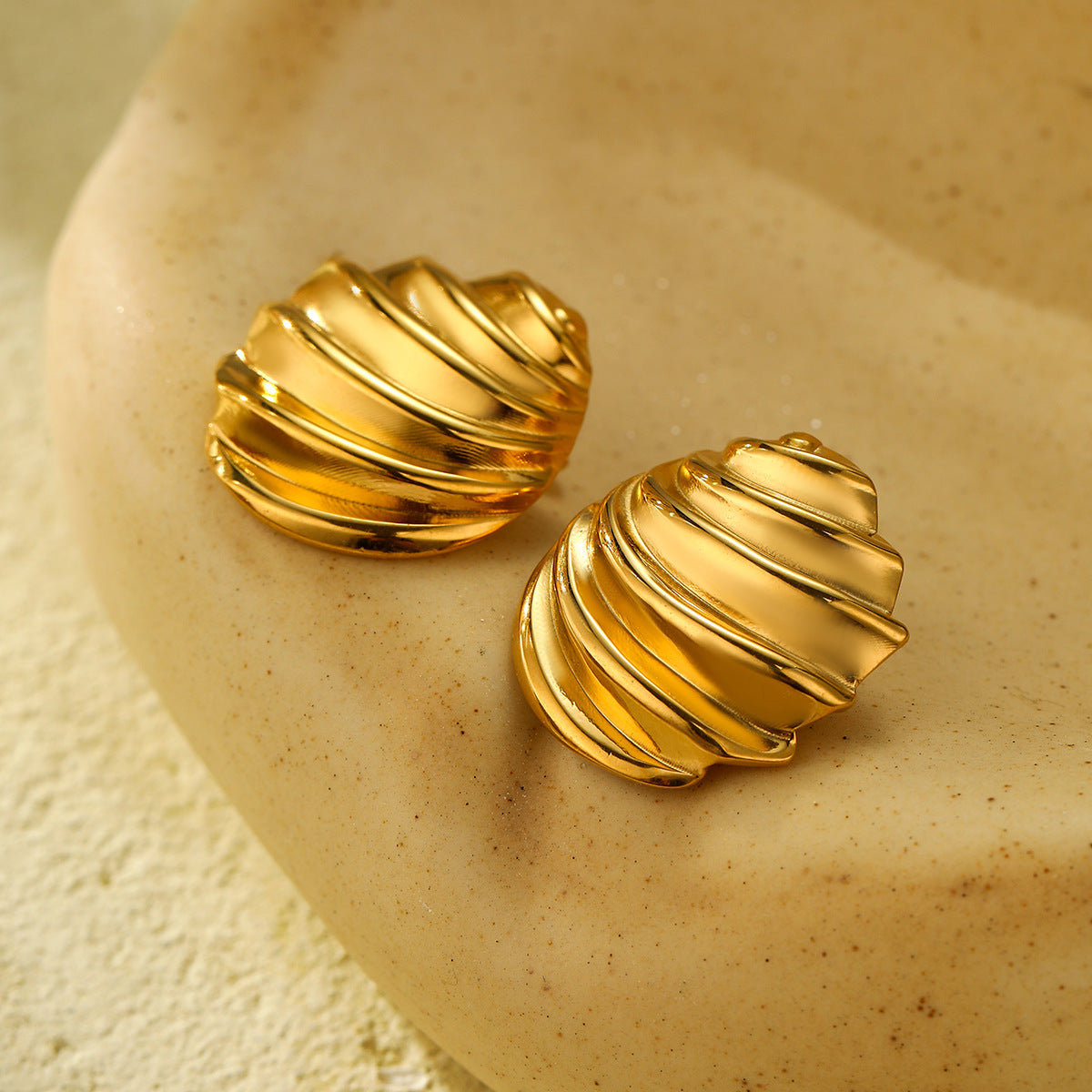 Orecchini Tondi alla Moda in Acciaio Inossidabile con Placcatura in Oro 18K e Superficie Pieghettata Testurizzata