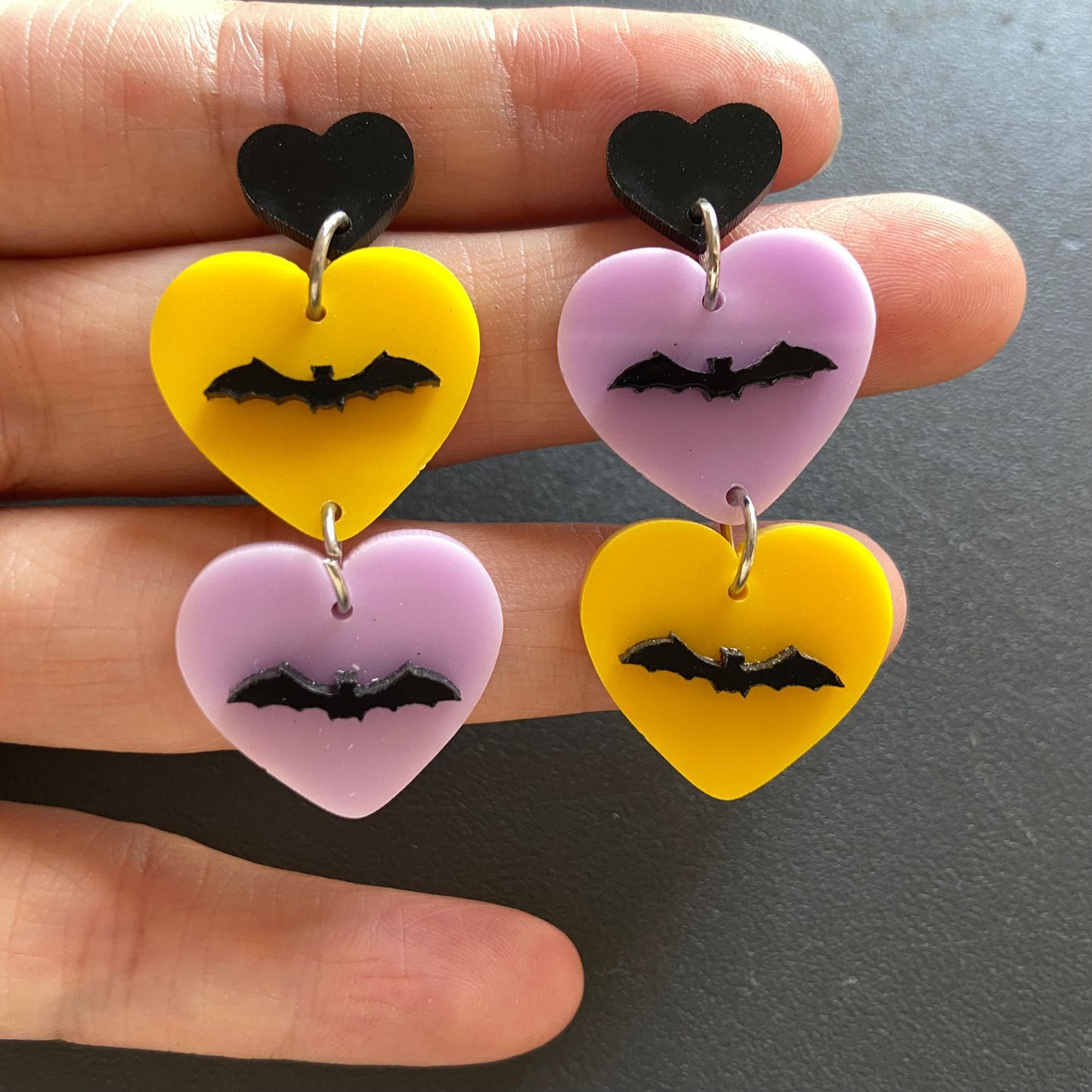 Orecchini a forma di cuore con teschio e ragno in acrilico a tema Halloween per unisex, gioielli artigianali per costumi