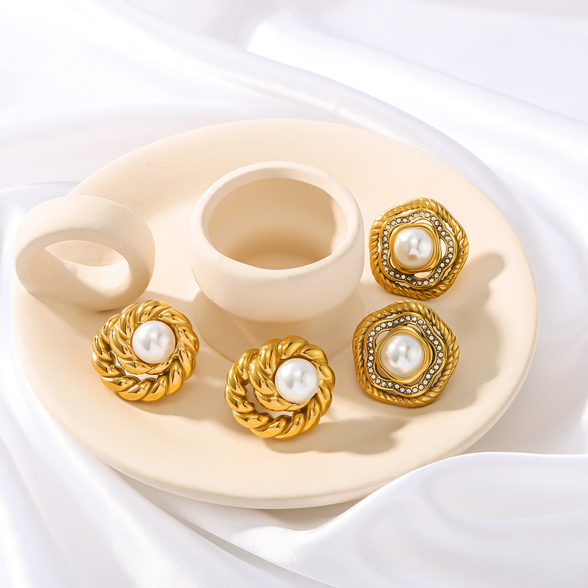Orecchini a perno tondi vintage in acciaio inossidabile placcato oro con intarsio di perle e zirconi da donna