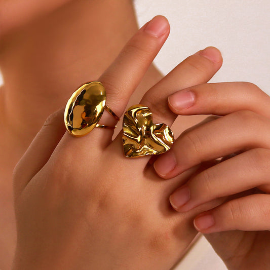 Anello regolabile in acciaio inossidabile vintage a forma di cuore con texture martellata e finitura placcata in oro 18 carati con tecnologia PVD