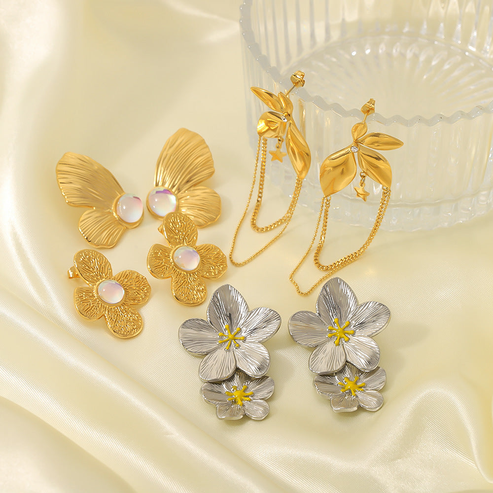 Orecchini da donna minimalisti in acciaio inossidabile a forma di farfalla floreale con finitura placcata sottovuoto in oro 18K