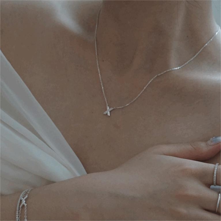 Collana con Pendente a Croce Geometrica Minimalista in Argento Sterling 925 con Intarsio di Strass e Placcatura in Oro, Catena Snake