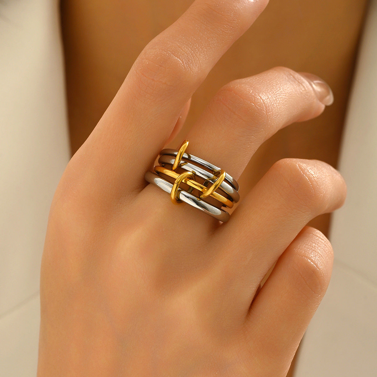 Conjunto de anillos geométricos apilables para mujer en cobre con acabado chapado para un estilo moderno de uso diario