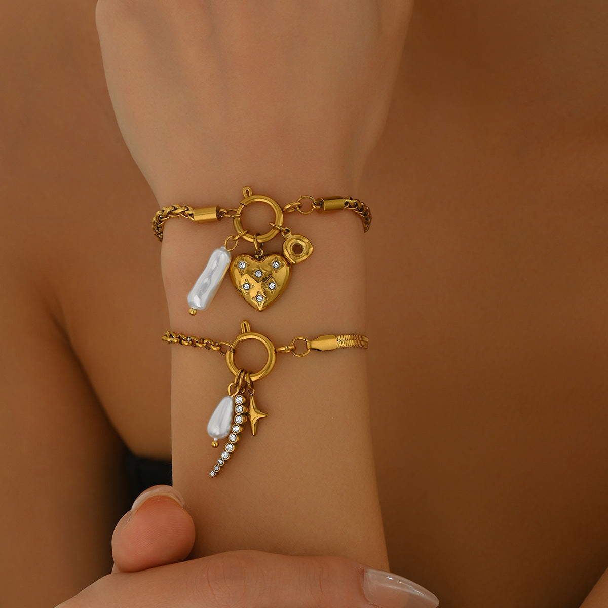 Elegante Ciondolo a Barra in Ottone con Intarsio a Cuore Geometrico e Diamanti per Donna