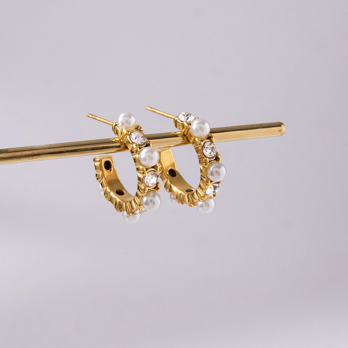 Orecchini a perno geometrici in acciaio inossidabile con accenti di strass placcati da donna