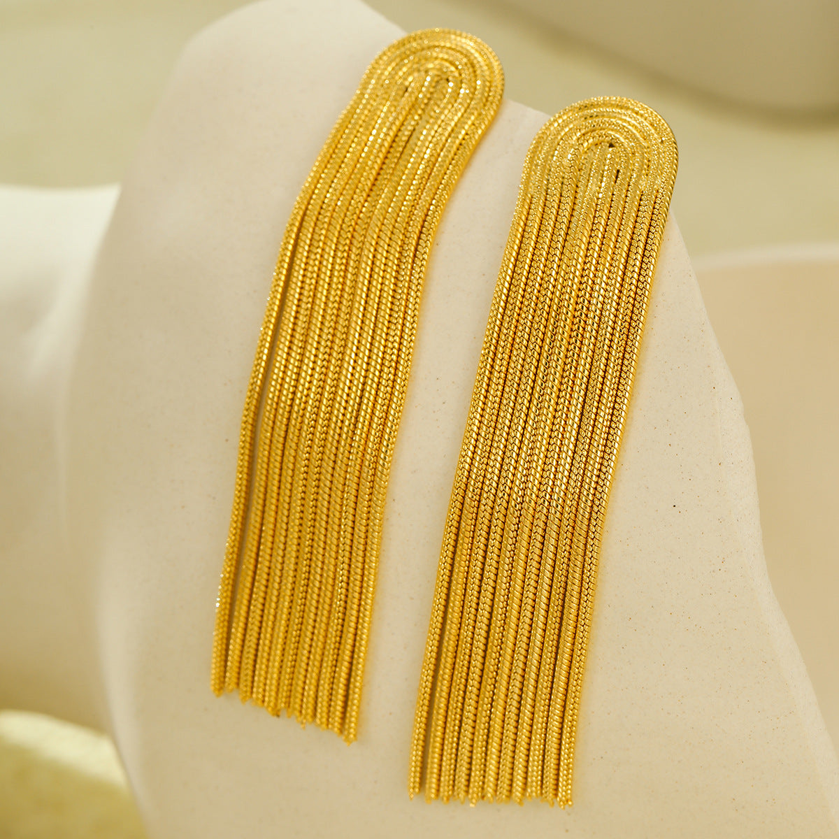 Aretes largos de acero inoxidable estilo vintage con borlas y baño de oro de 18 quilates para mujer