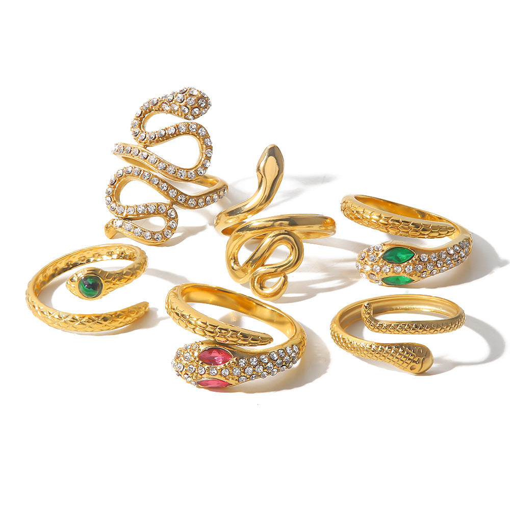 Anello aperto in acciaio al titanio a forma di serpente in stile vintage con intarsio di strass da donna