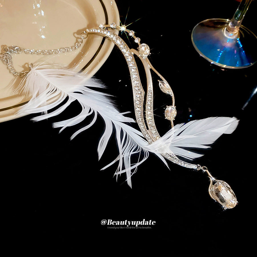 Collana con ciondolo a piuma asimmetrica elegante da donna con intarsio in strass in lega, catena con medaglione dal design geometrico, stile minimalista e old money
