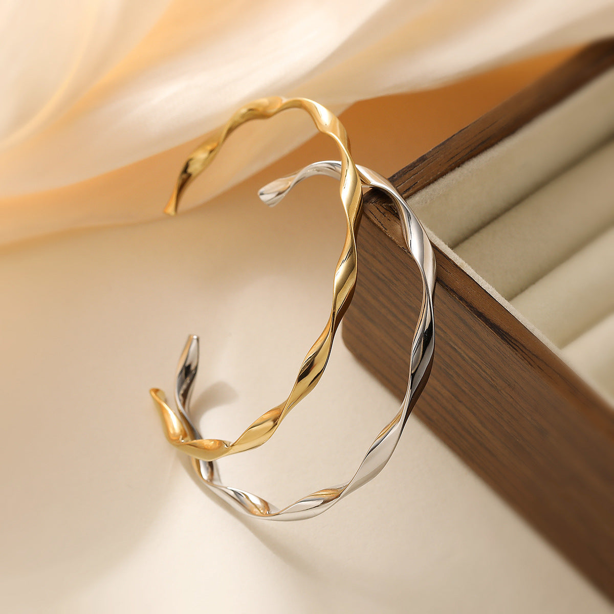 Braccialetto rigido da donna "Minimalist Luxe" a forma di onda, aperto, in acciaio inossidabile con placcatura in oro 18 carati