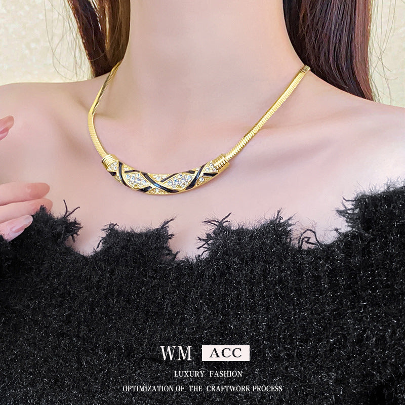 Collar de cadena de serpiente de cobre chapado con forma de arco geométrico vintage para mujer con incrustaciones de diamantes de imitación