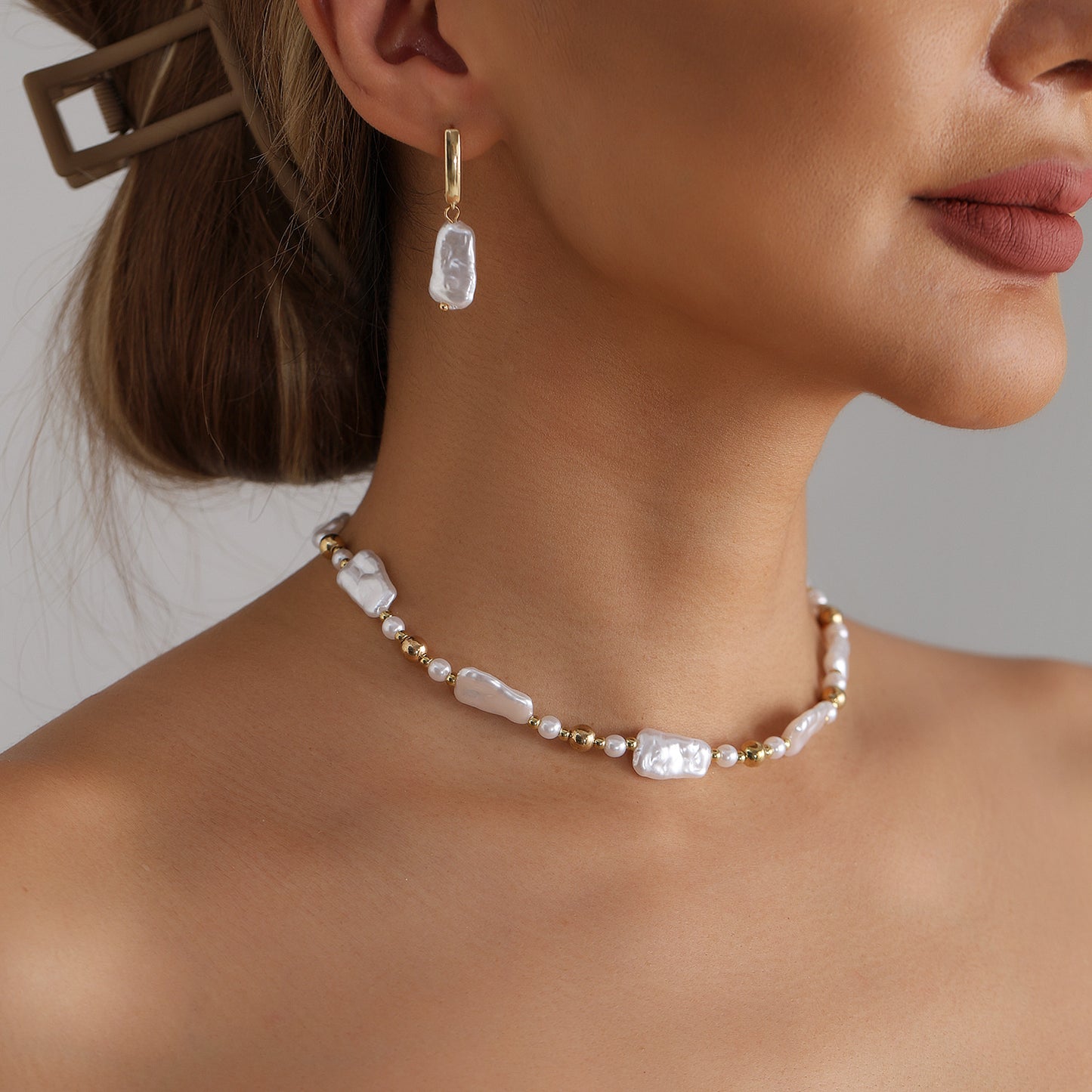 Geometric Alloy Plated Flat Pearl Spliced Necklace for Women