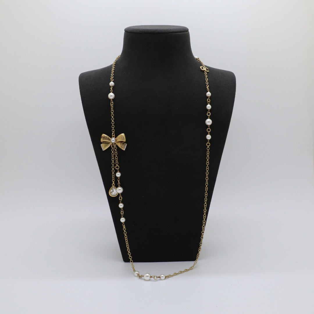 Orecchini vintage in ottone placcato oro con fiocco e strass, perno in argento sterling 925