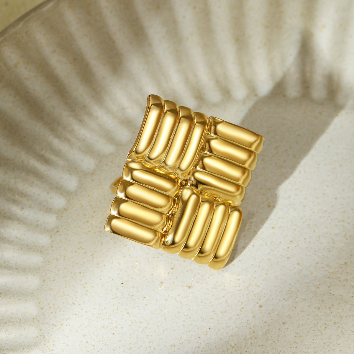 Pendientes de acero de titanio con textura cuadrada geométrica a la moda para mujer con acabado chapado y atractivo minimalista de lujo