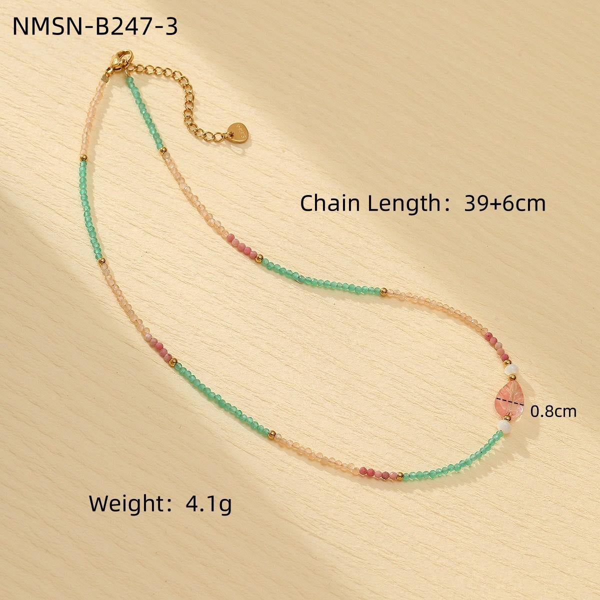 Collana con Pendente a Farfalla Minimalista in Acciaio al Titanio con Finitura Elettroplaccata e Dettagli in Perle Naturali d'Acqua Dolce