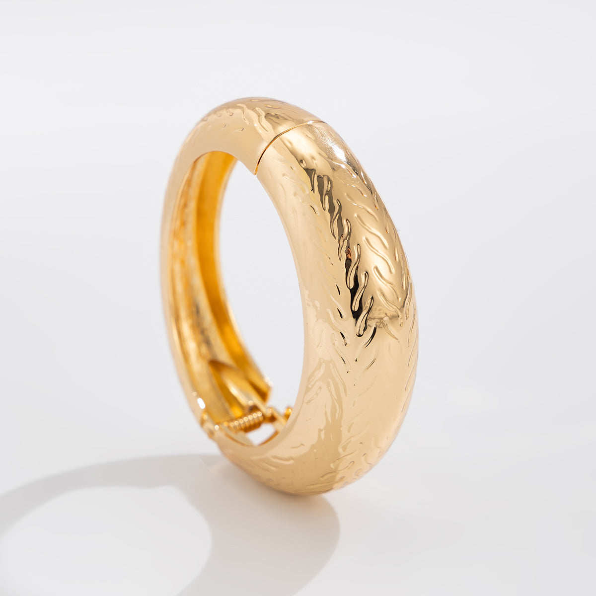 Pulsera Ancha de Aleación con Textura Geométrica Minimalista, Acabado Pulido y Apertura de Resorte