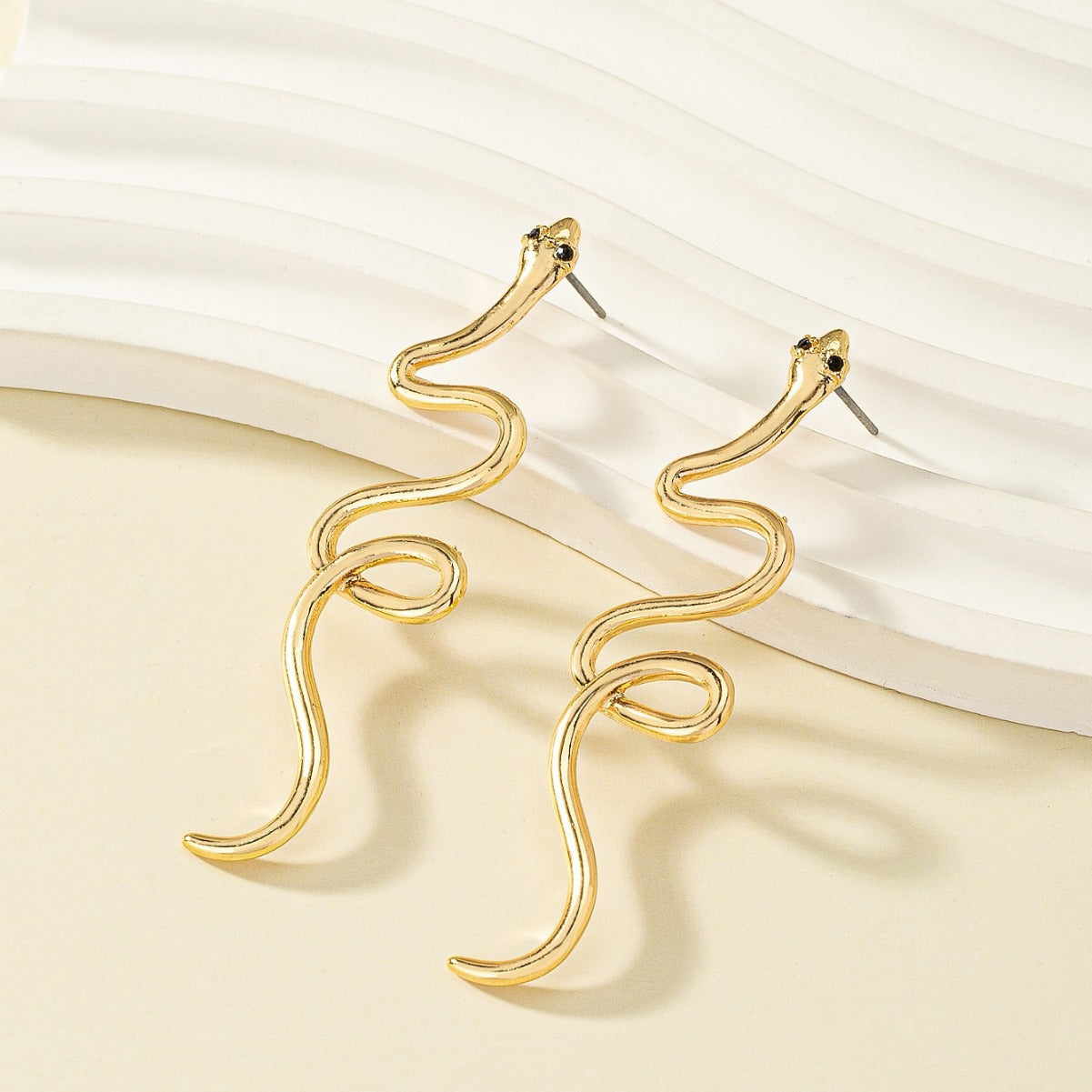 Orecchini a perno da donna a forma di serpente minimalista in lega di zinco con intarsio di strass