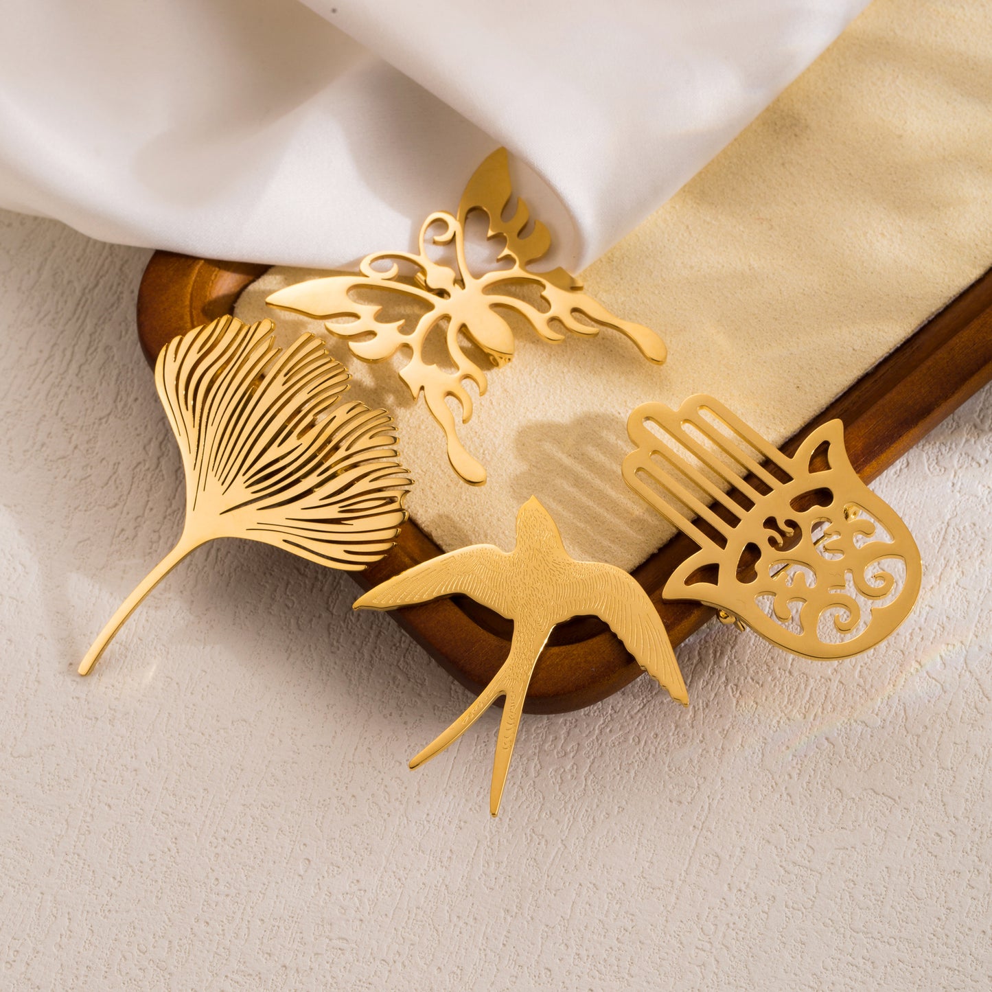 Spilla da Mano Minimalista Dolce-Audace in Acciaio Inossidabile con Farfalla Cava e Foglia di Ginkgo Unisex
