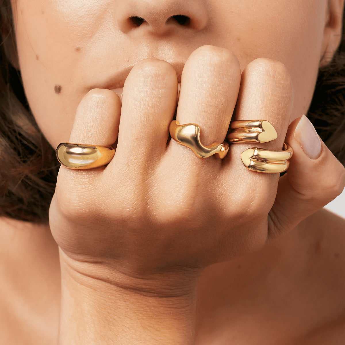 Anillo de acero inoxidable chapado con corazón geométrico para mujer