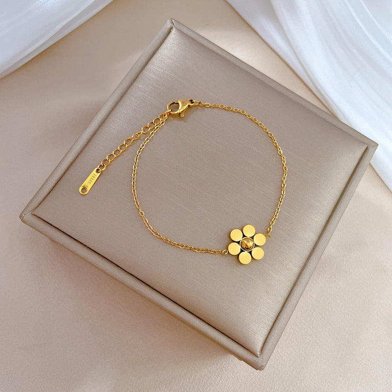 Vintage Style Six-Petal Flower Beaded Bracelet for Women Made of Titanium Steel with Gold Inlay and Wavy Texture