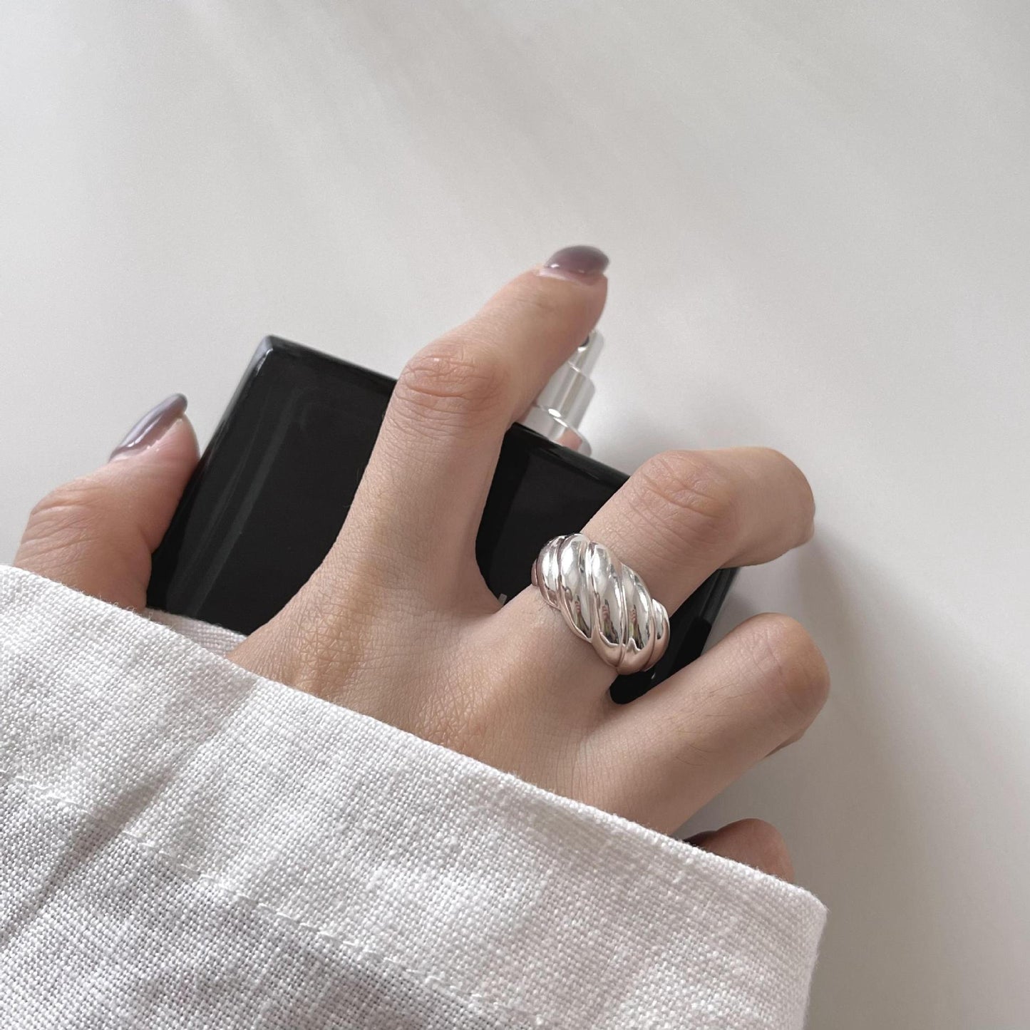 Anillo geométrico minimalista para mujer de plata de ley 925 con banda diagonal texturizada