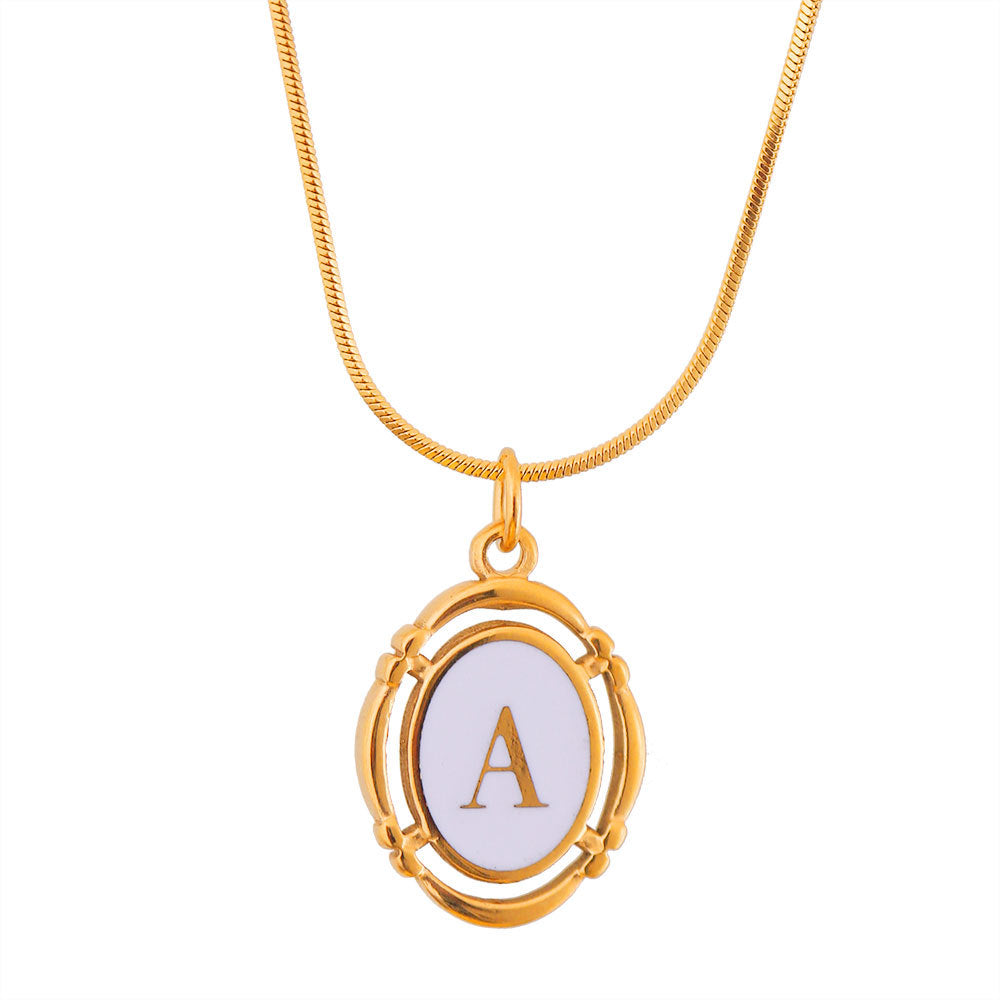 Collana con Pendente Ovale Minimalista a Forma di Lettera in Acciaio al Titanio Placcato Oro con Finitura Smaltata Unisex