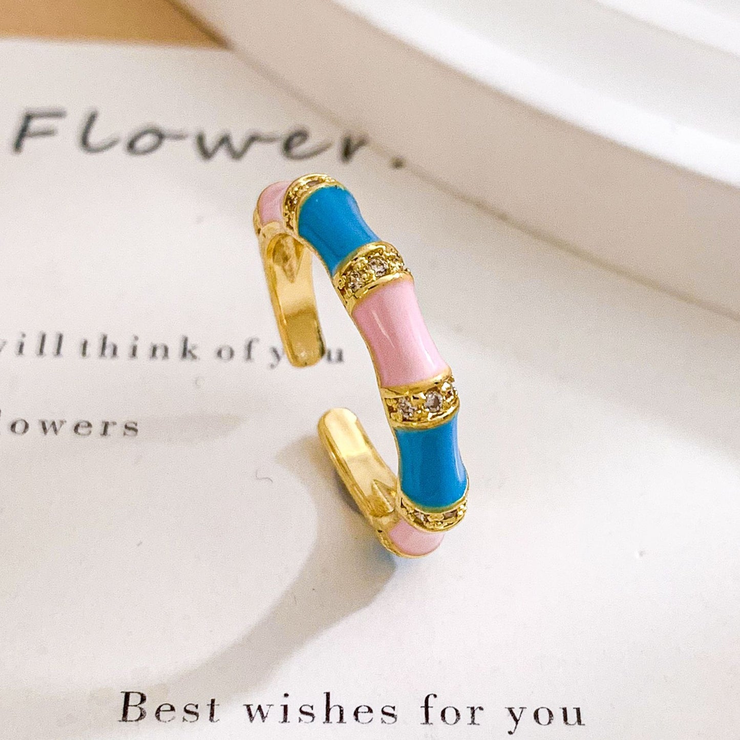 Anello da donna regolabile Sweet Luxury placcato oro con smalto design bambù