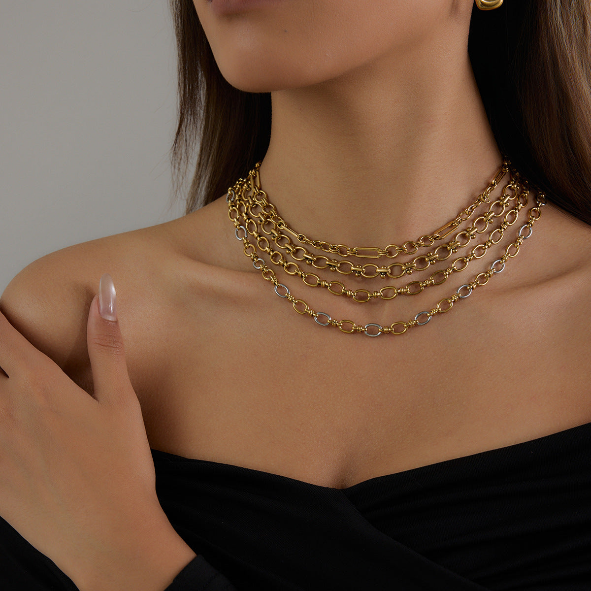 Elegante collar de acero inoxidable con baño de oro de 18 quilates y colgante de acero de titanio para mujer