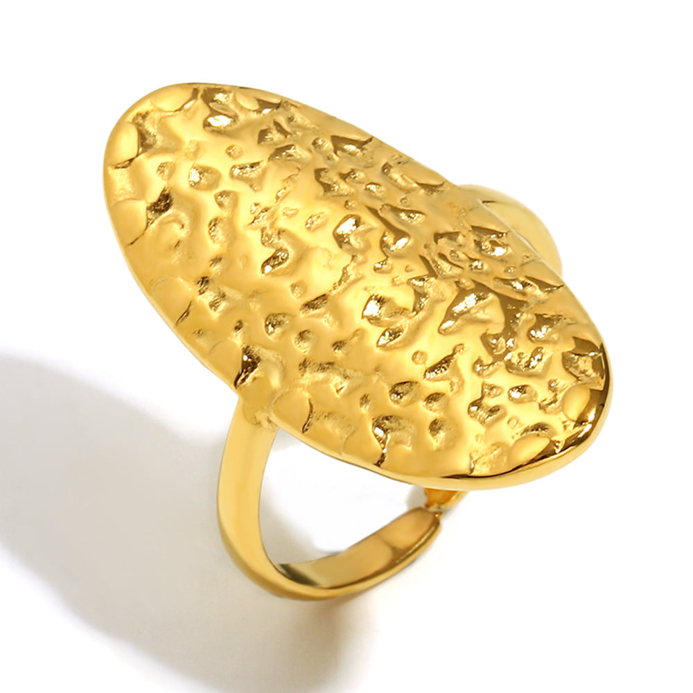 Anello ovale da donna in acciaio inossidabile placcato oro 18 carati con finitura martellata