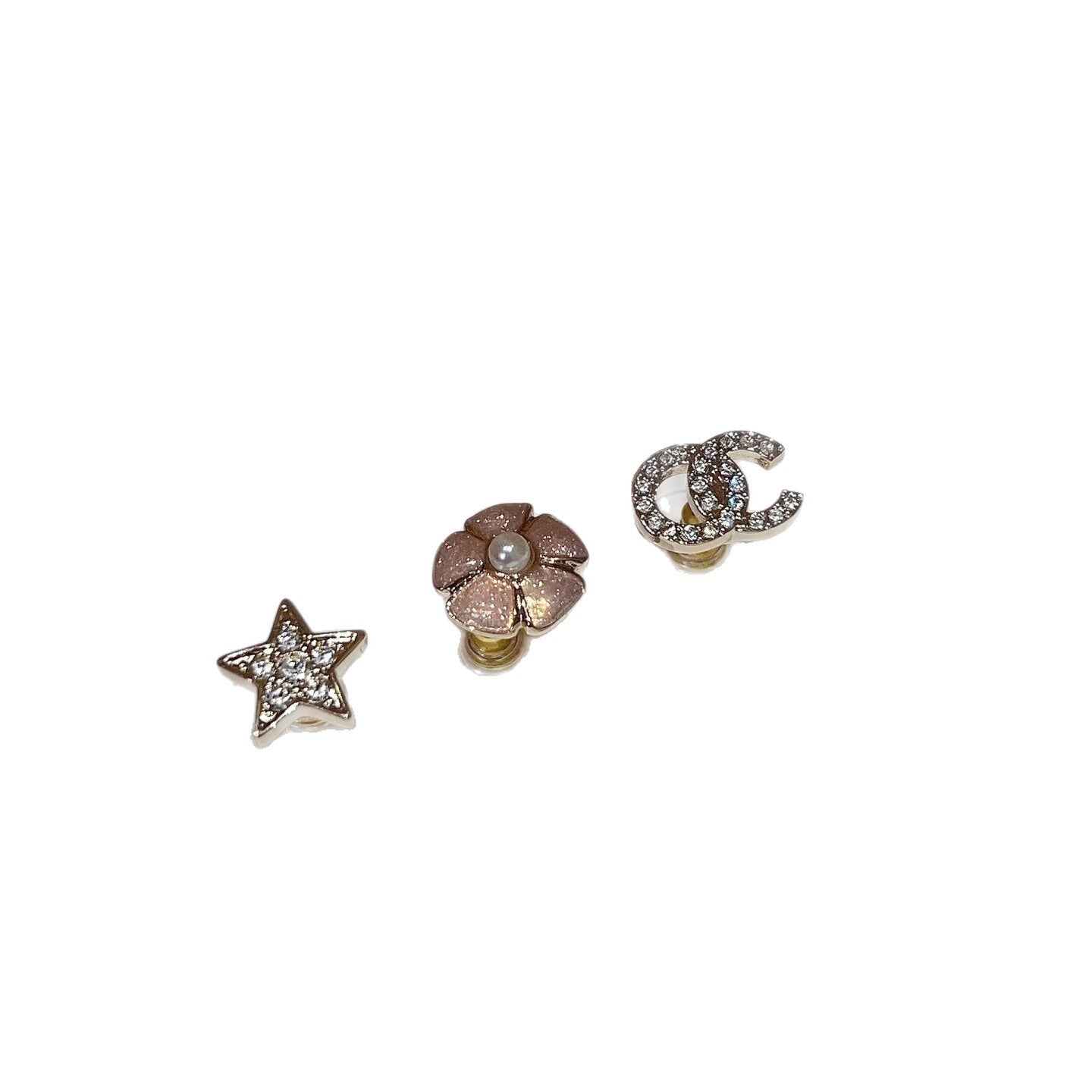 Exquisitos Pendientes de Camelia Esmaltados de Latón Bañado en Oro de Lujo con Postes de Plata de Ley 925 para Mujer