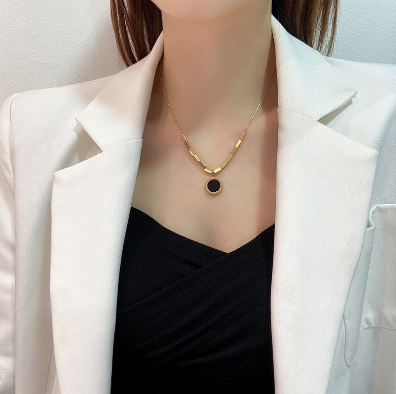 Collana girocollo con ciondolo a cuore geometrico minimalista per donna, in acciaio al titanio con catena a serpente