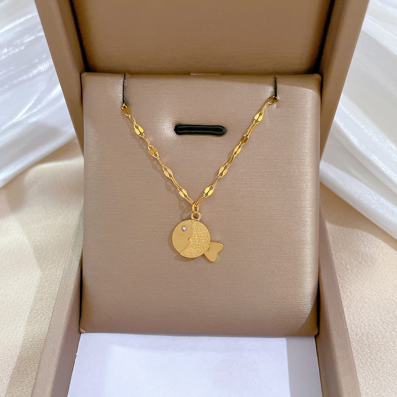 Collana con ciondolo a forma di pesce geometrico minimalista in acciaio al titanio opaco per uomo e donna, stile Locket, catena clavicola