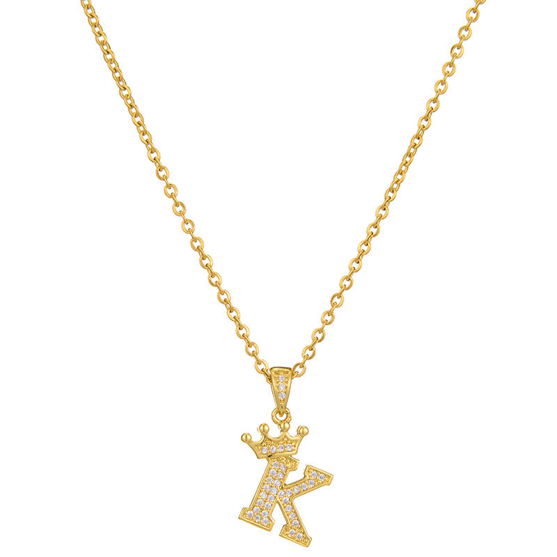 Collana da donna in acciaio inossidabile a forma di corona, minimalista, con zirconi cubici micro-pavé e charm a lettera