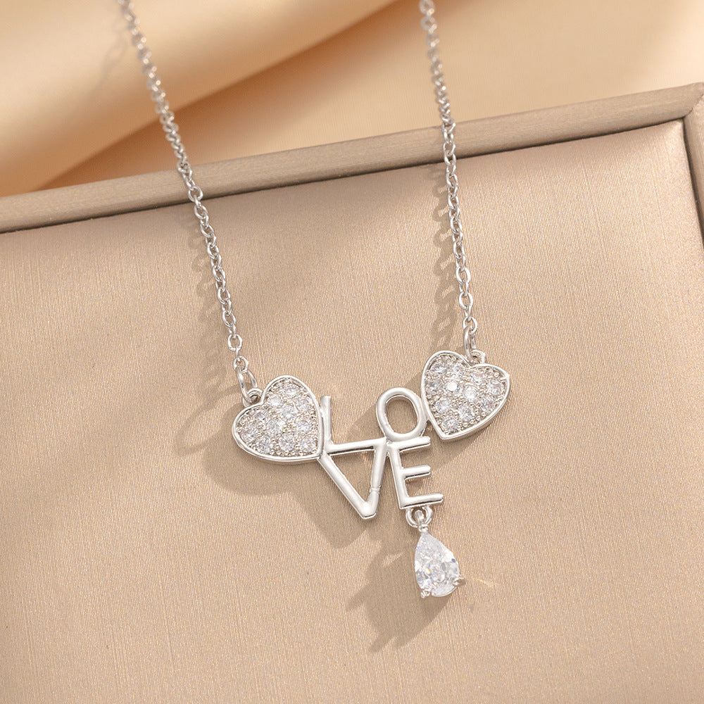 Collana con pendente minimalista a forma di cuore in acciaio al titanio con intarsio di strass e finitura lucida, stile medaglione con catena a serpente per donna