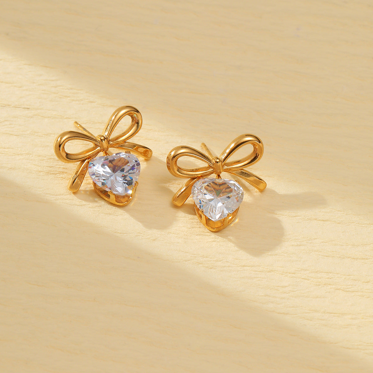Elegante conjunto de pendientes y anillo de acero de titanio con forma de corazón y motivo de estrella de mar, galvanizado para un aspecto premium resistente a la decoloración