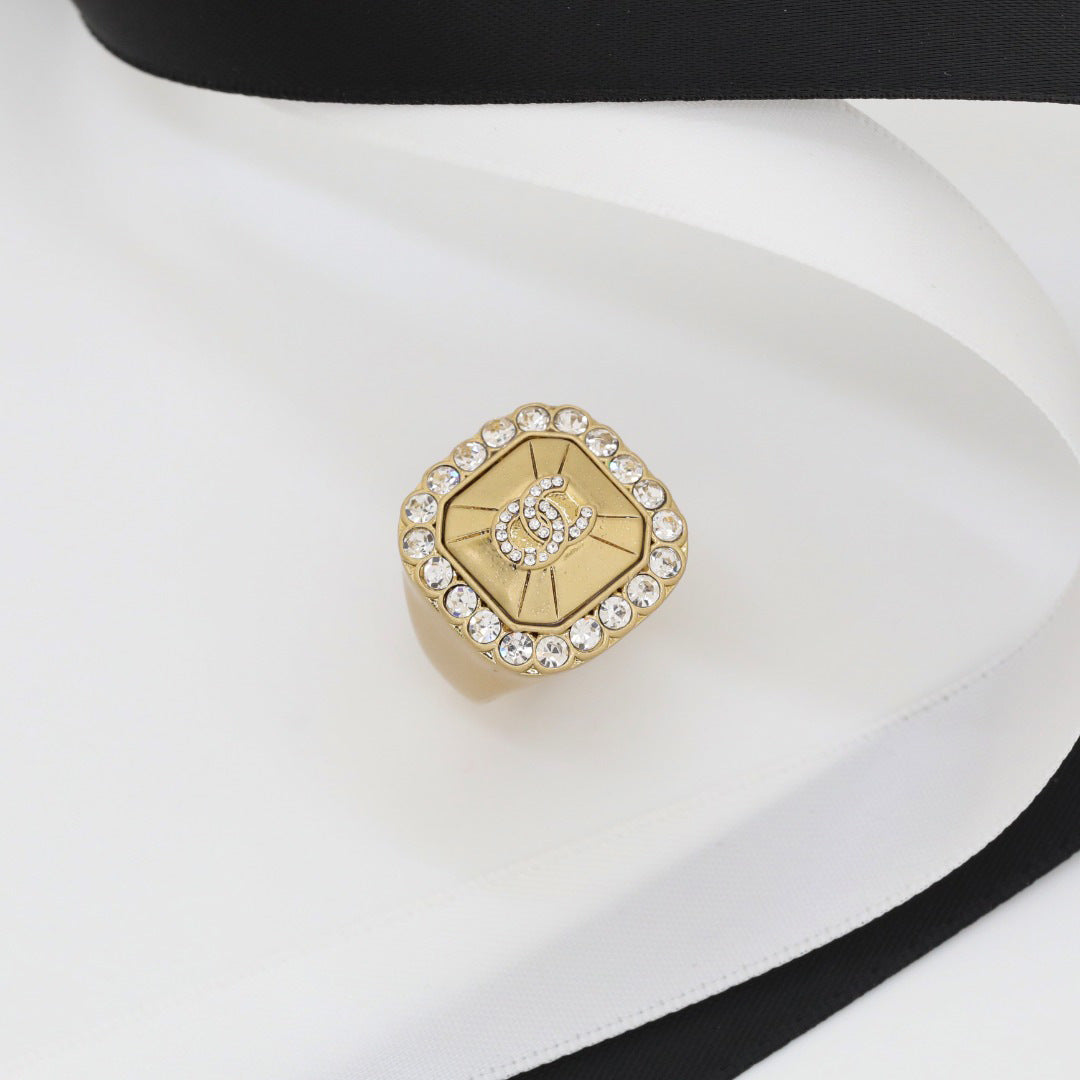 Anello da Donna Vintage Quadrato con Lettera in Ottone Placcato Oro con Strass Completi
