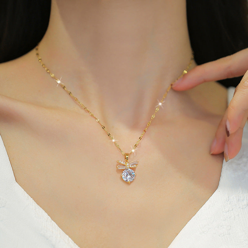 Set di Collana e Orecchini con Ciondolo a Farfalla in Acciaio al Titanio di Lusso con Dettaglio Micro-Pavé, per Eventi Formali Femminili