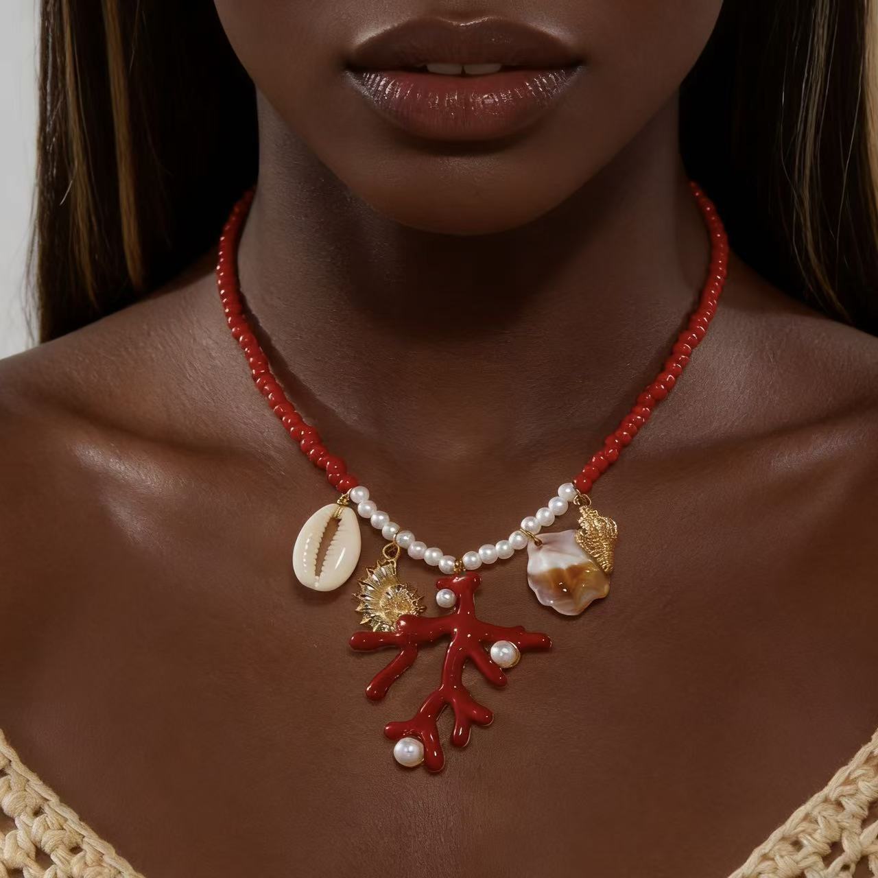Collana bohémien fatta a mano con perline di vetro geometriche a forma di sole e conchiglia con ciondoli in lega di corallo rosso per donna