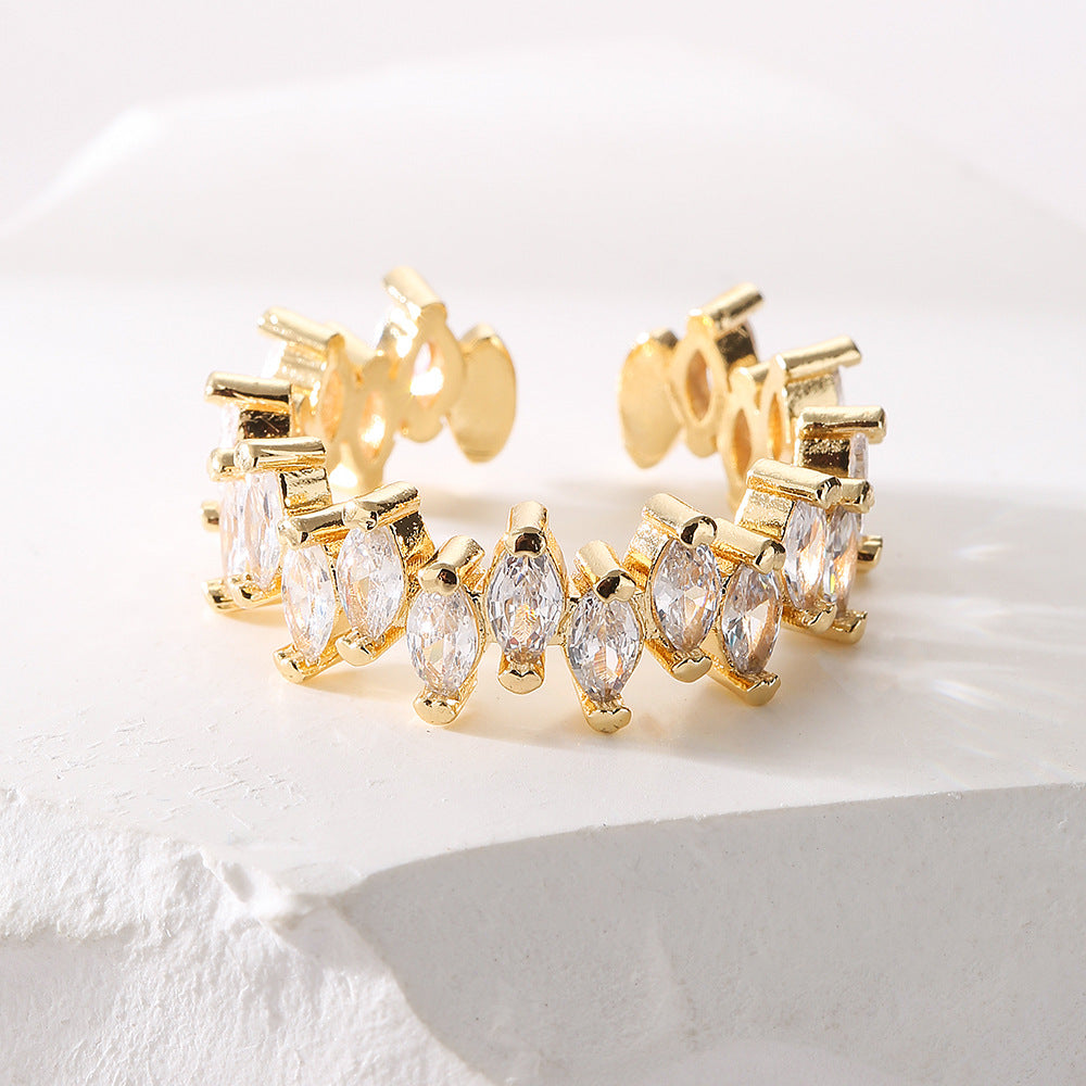 Anello Aperto Geometrico Minimalista da Donna Realizzato in Ottone con Placcatura in Oro Vero e Dettagli in Zirconia Micro-Pavé