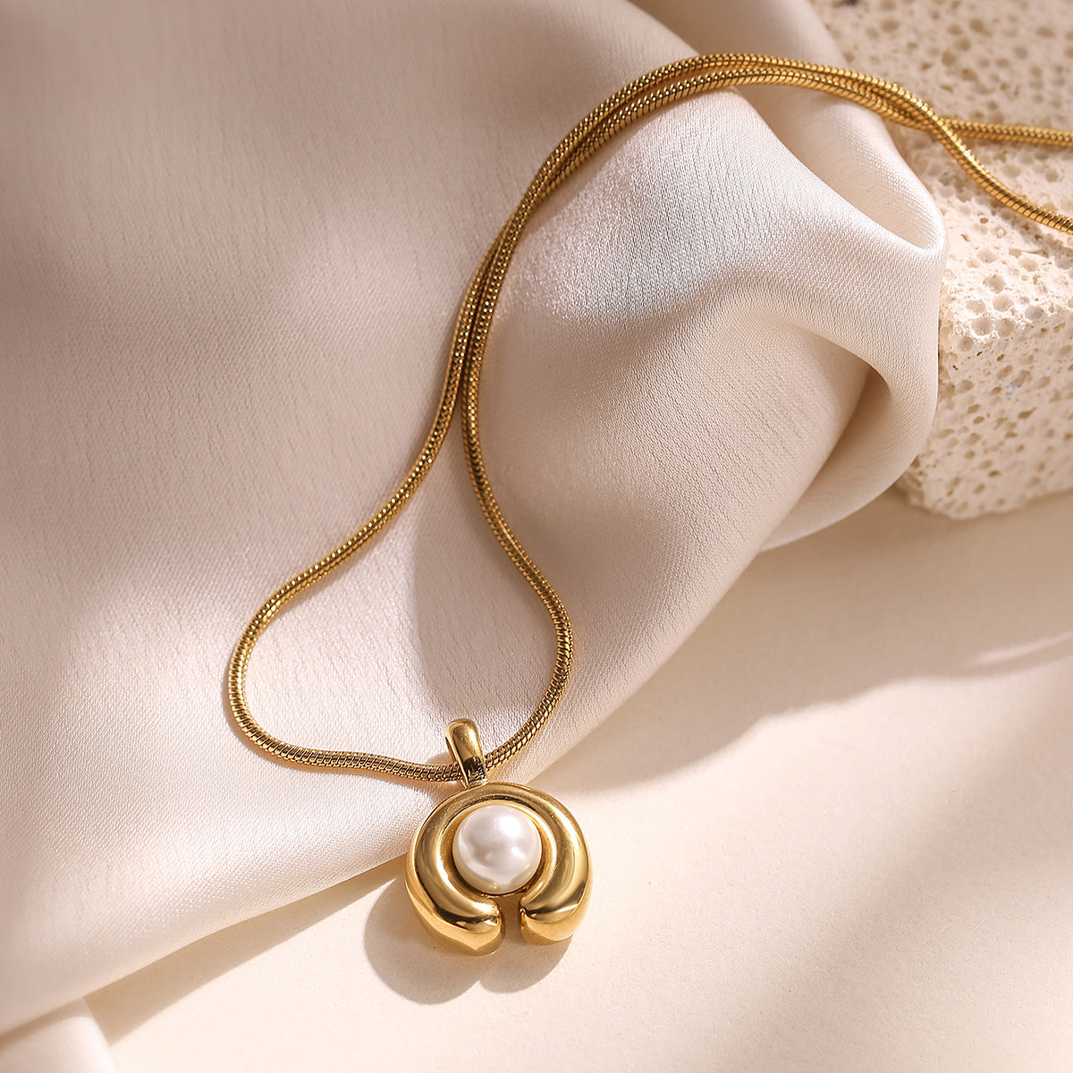 Collana da donna minimalista di lusso placcata oro 18 carati con perle geometriche in acciaio inossidabile