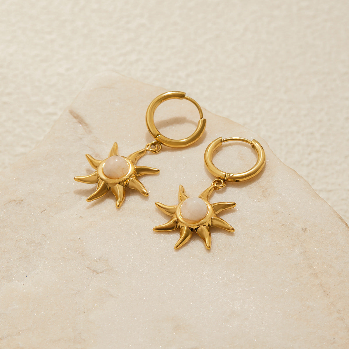 Orecchini a Cerchio Minimalisti Geometrici con Pietra di Luna in Acciaio al Titanio da Donna con Finitura Placcata e Motivo Solare