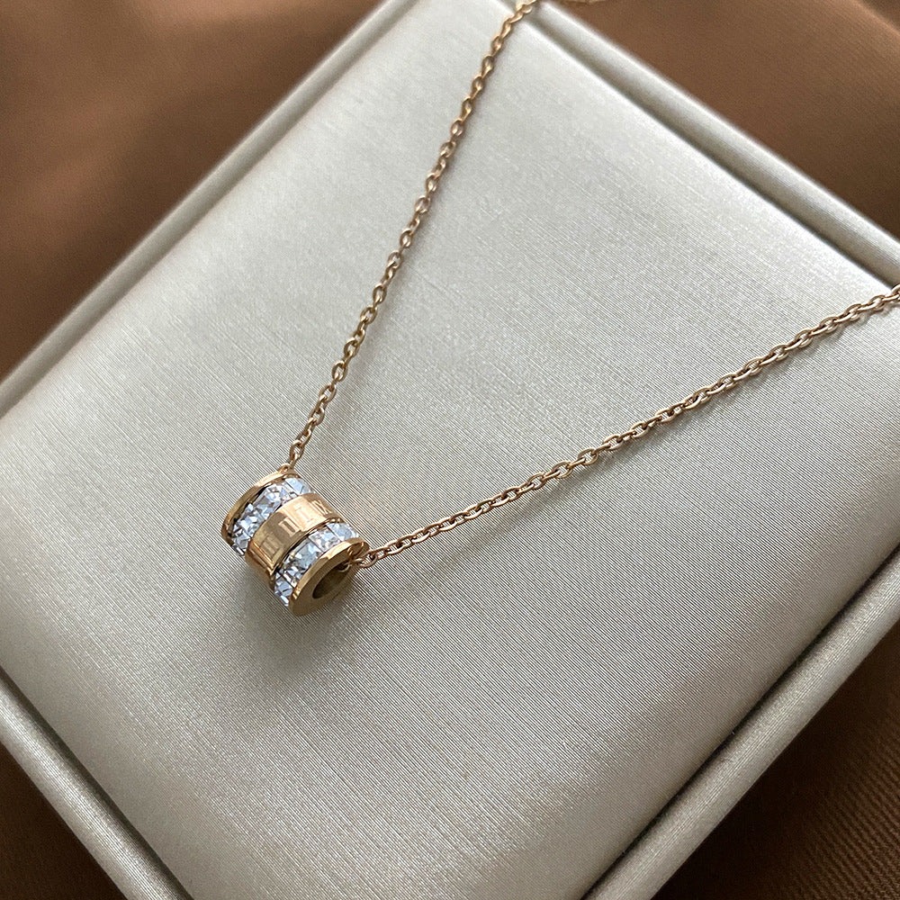 Collana da donna minimalista con pendente a forma di animale in acciaio al titanio, finitura placcata e delicata catena clavicolare