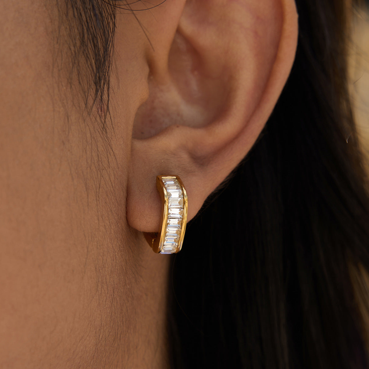 Orecchini geometrici in acciaio inossidabile con intarsio di strass da donna, orecchini a cerchio placcati di lusso, polsini alla moda resistenti allo sbiadimento