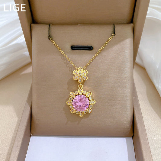 Collar con colgante de flor rosa y diamantes de imitación para mujer en acero de titanio con delicada cadena de medallón y estilo fresco y dulce