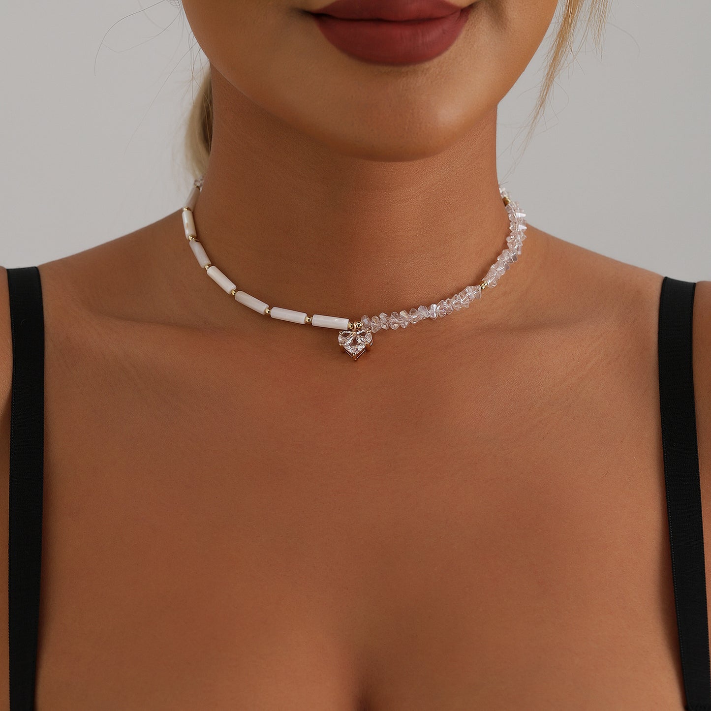 Fashionable Minimalist Heart-Shaped Glass Pendant Necklace with Rhinestone Accents and Gold-Plated Clavicle Chain for Women