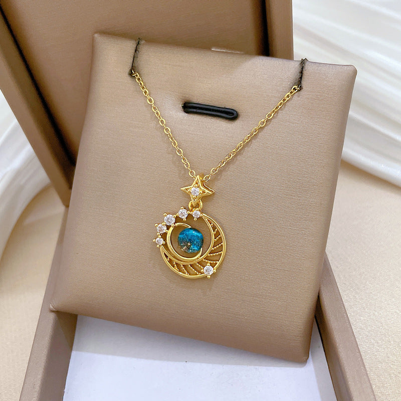 Collar con colgante de estrella y luna estilo dibujo animado de acero de titanio con incrustaciones de diamantes de imitación para mujeres y hombres
