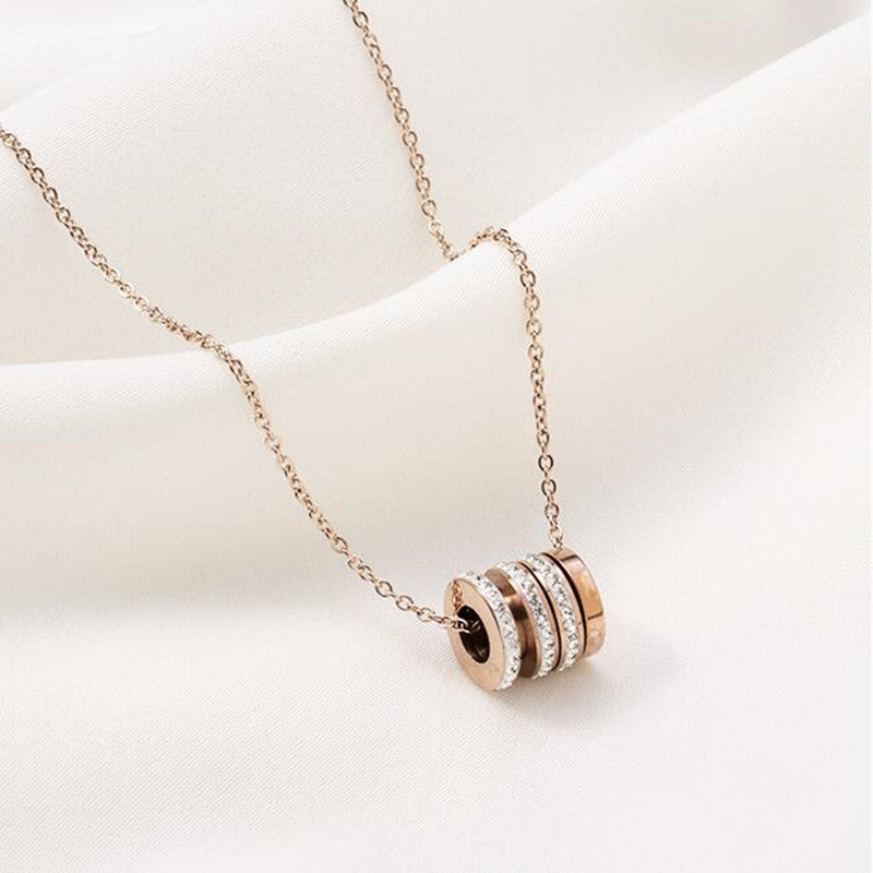 Collana Minimalista Geometrica a Clavicola in Acciaio al Titanio Placcato per Donna e Uomo