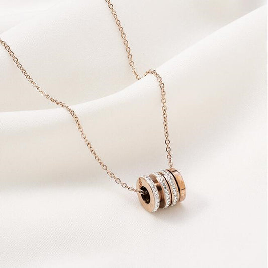 Collar minimalista geométrico de acero titanio con baño de acabado para mujer y hombre