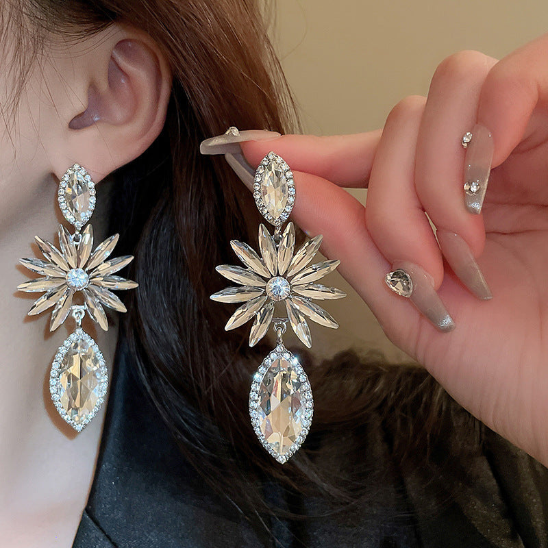 Orecchini a perno di lusso con lega geometrica irregolare e intarsio di strass, placcati argento, alla moda e versatili da donna