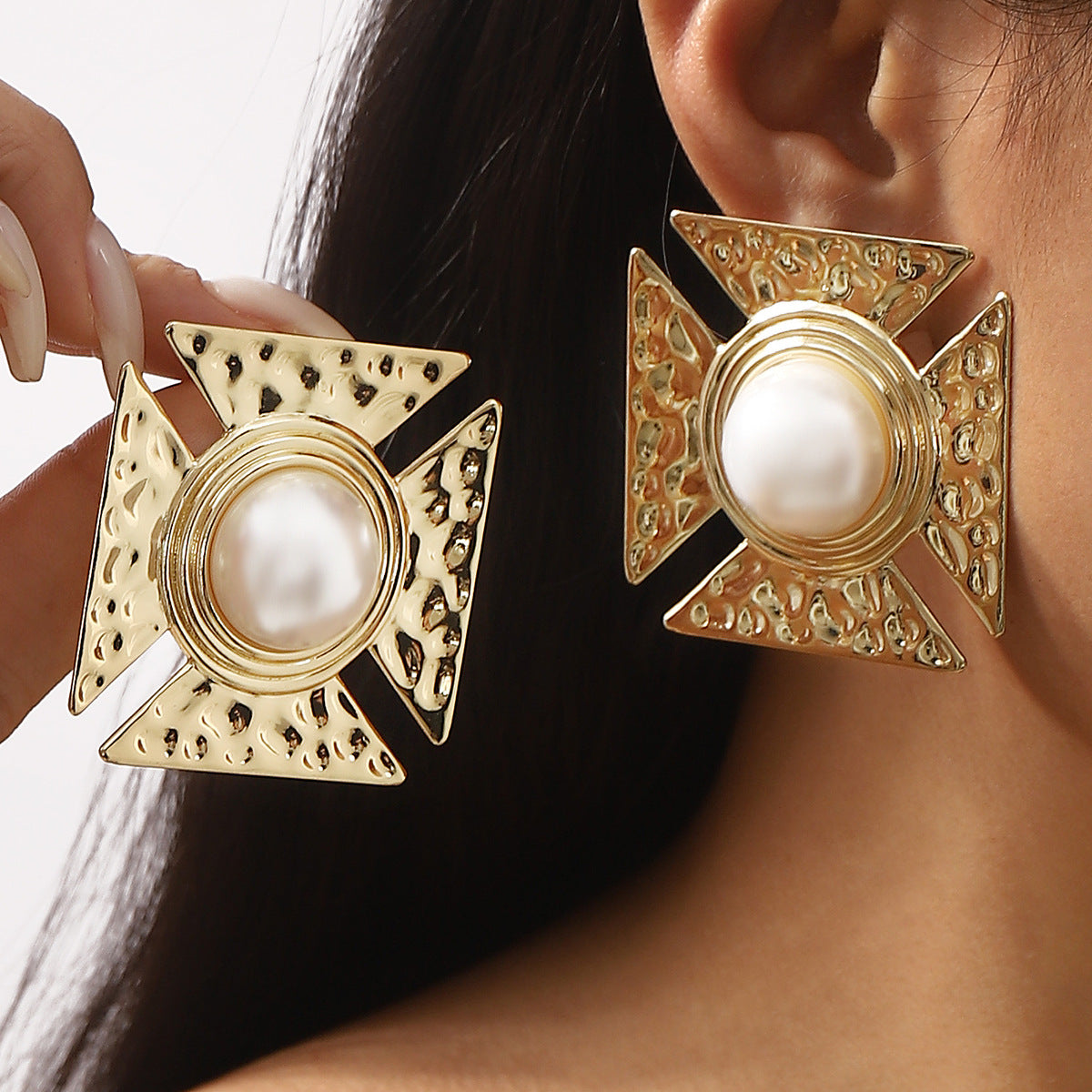 Orecchini a perno geometrici vintage in lega stile palazzo con perle imitate e finitura placcata