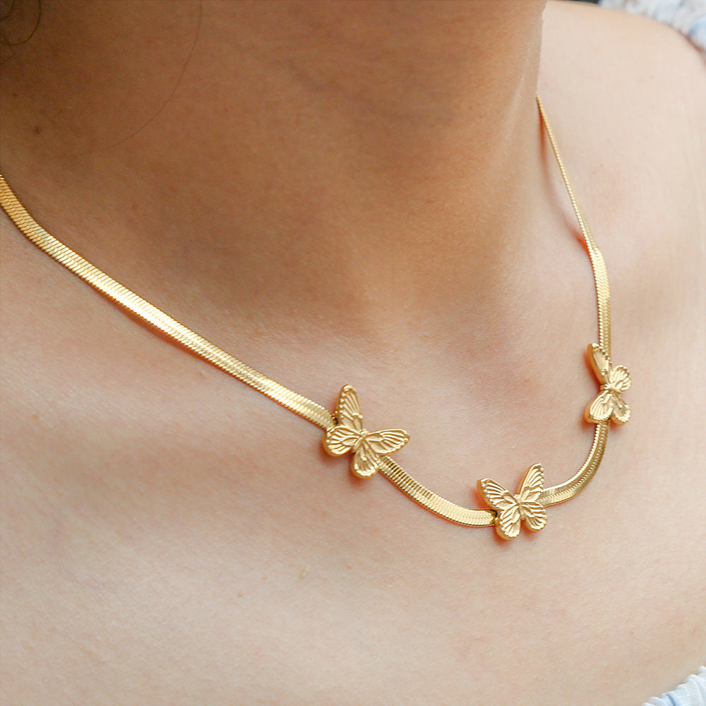 Collana Minimalista con Ciondolo a Farfalla in Acciaio al Titanio Placcato Oro su Catenina Snake per Donna
